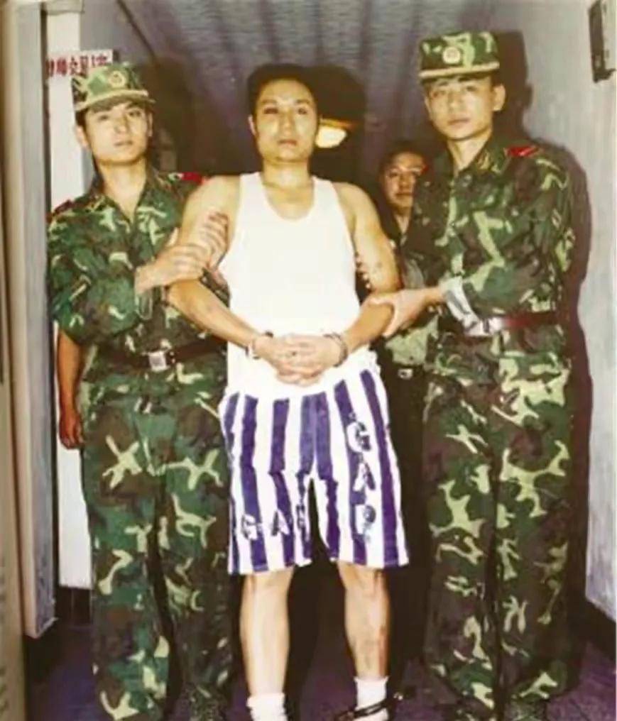 2001年庭审结束后,张君含泪签完字被押刑场,行刑过程中表情镇静_歹徒