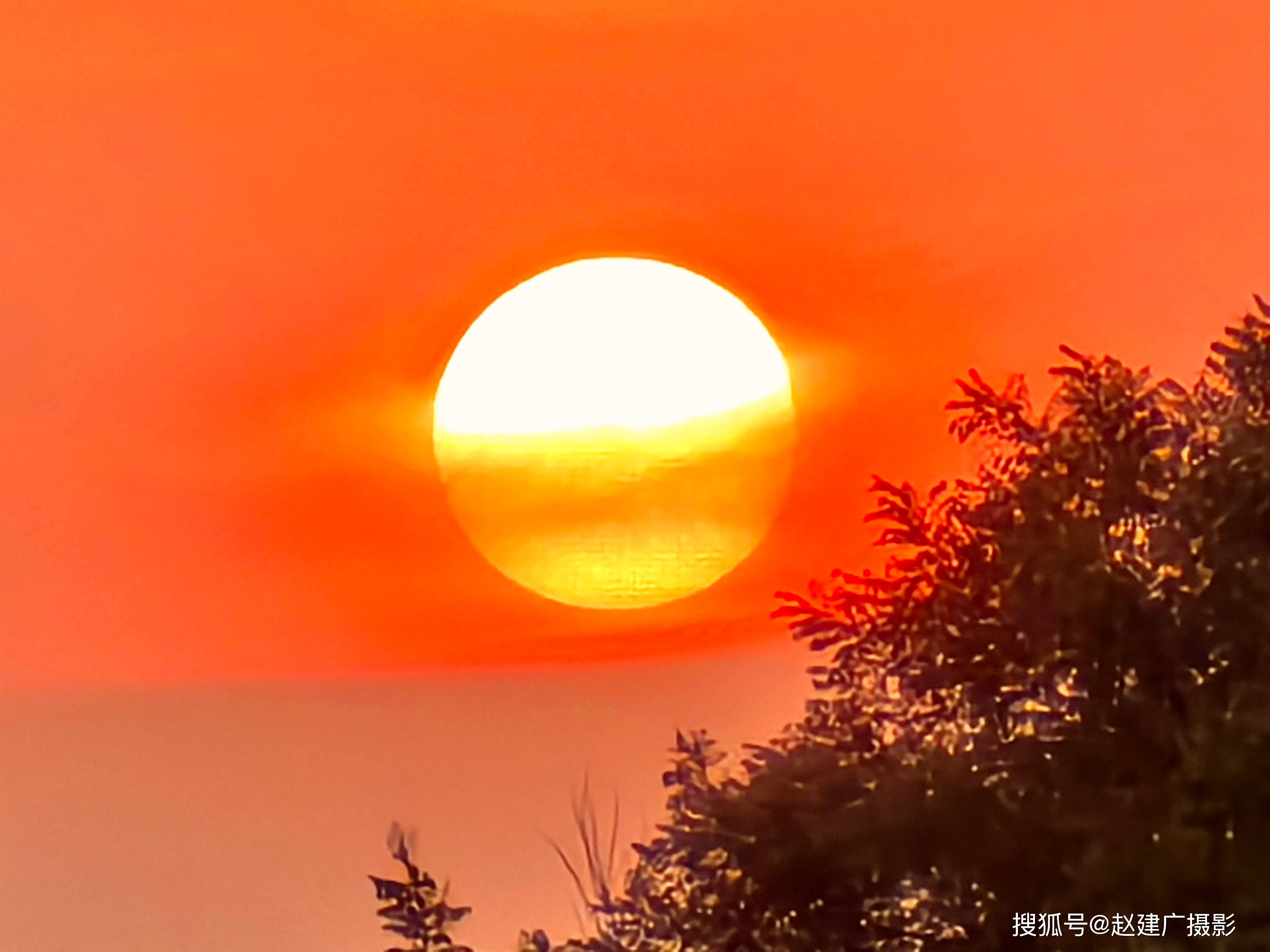 夏天的太阳火红图片