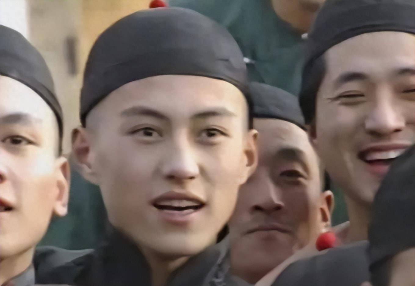1993年,17岁的靳东有幸出演《东方商人》,并拥有了在镜头前开口的权利