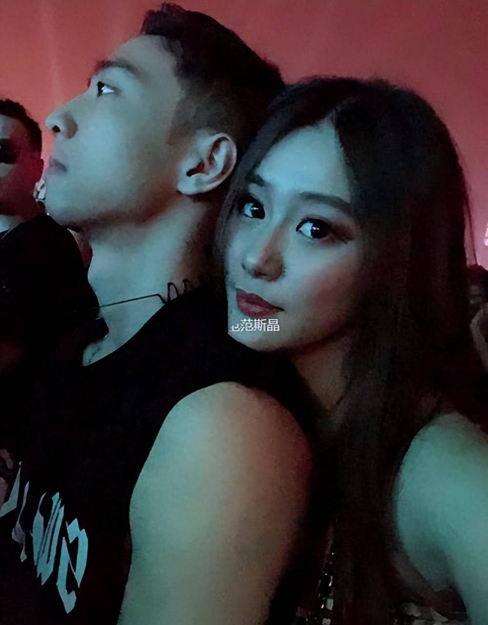 范志毅第一任空姐妻子现身,与女儿同框像姐妹,身材一流!