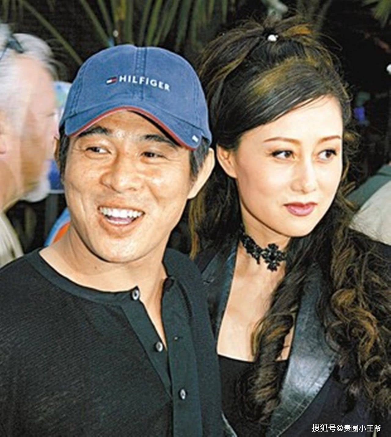 61岁利智街头打车,身材饱满风韵犹存,难怪李连杰为她抛妻弃子!