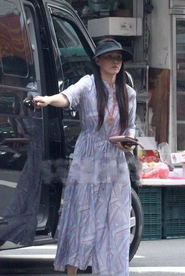 伊能静身材严重走样,未修图脸衰老但真实,至少她不刻意装嫩!