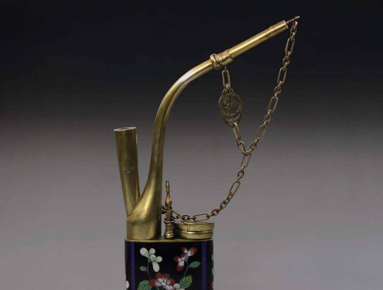 慈禧有一个私人物品,每天都要带在身边,死了都要把它放进棺材_水烟