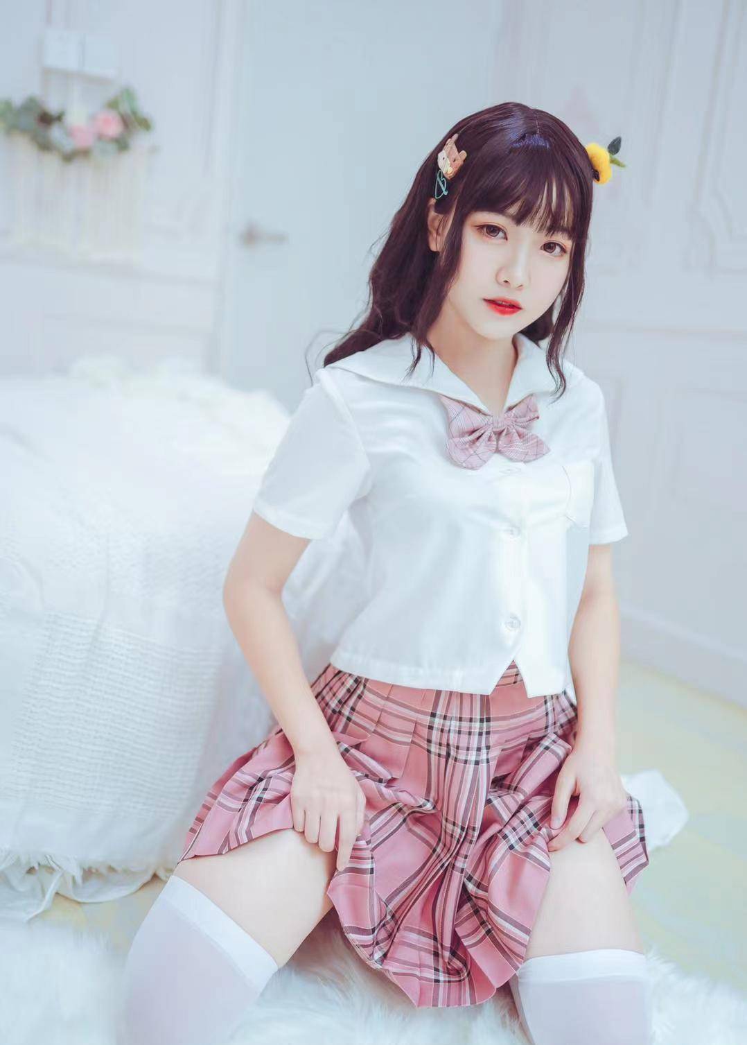 小姐姐重回少女时代,身穿校服套装搭配白色锅过膝袜,依然有青涩感