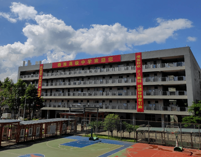 深圳市东部新特色高中,龙岗区直属全寄宿制公办普通高级中学,是2011年