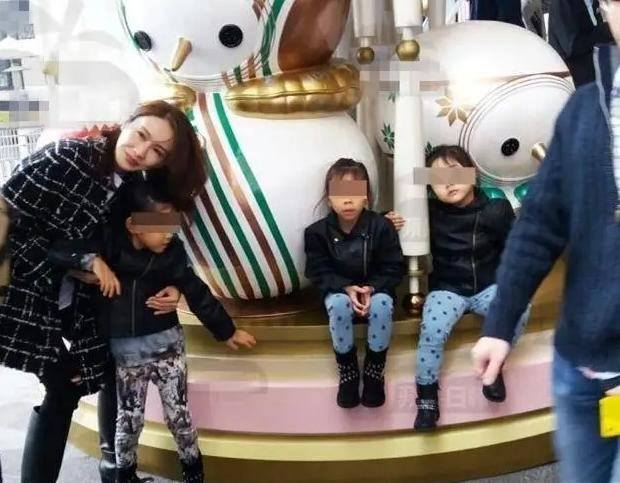 黎姿和三个女儿一起合照,青春永驻如同四姐妹,孩子就读最贵私校_马廷