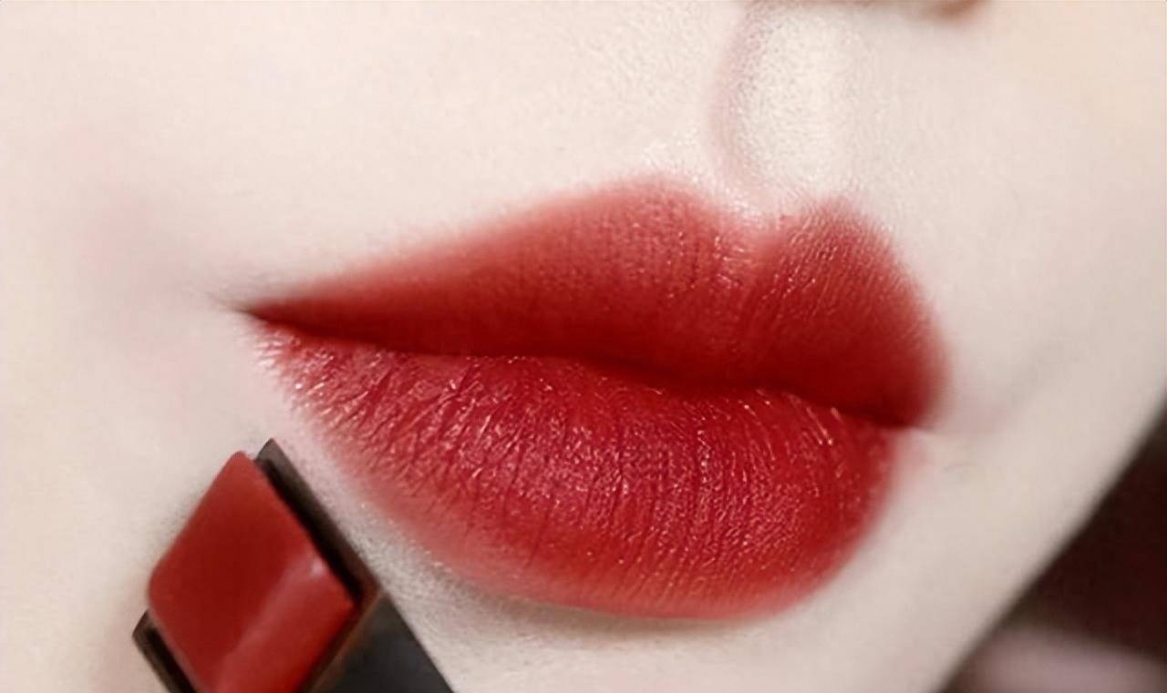这款口红颜色给您低调的奢华,优雅而不张扬!_肤色_嘴唇_质地