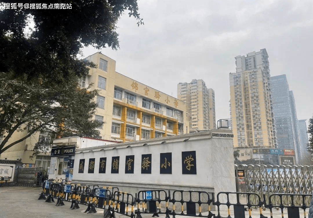 但按照往年划片,锦官驿小学对口成都七中育才学校,加上"就近入学"的