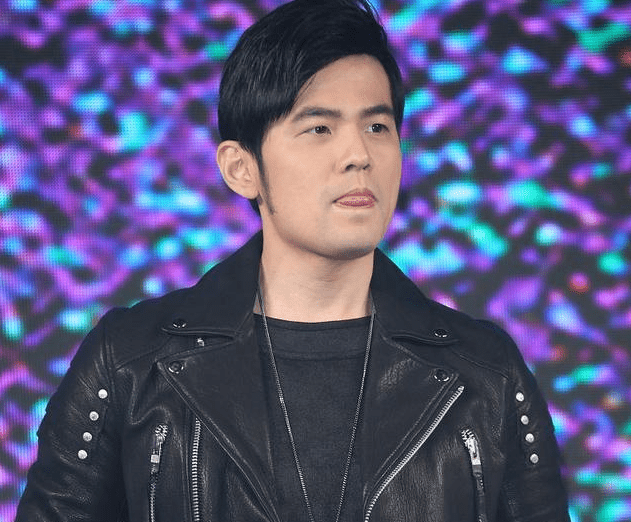 周杰伦送王俊凯全球绝版仅此一辆豪车,王俊凯回应称手都在发抖!