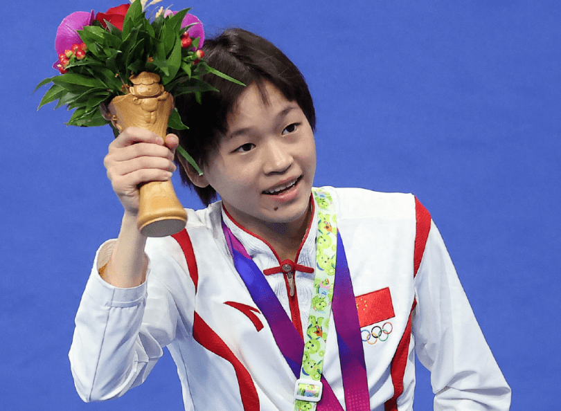 红姐抱拳鞠躬挺搞笑,套上乌龟玩偶扭胯跳舞_中国跳水队_奥运会_亚运会