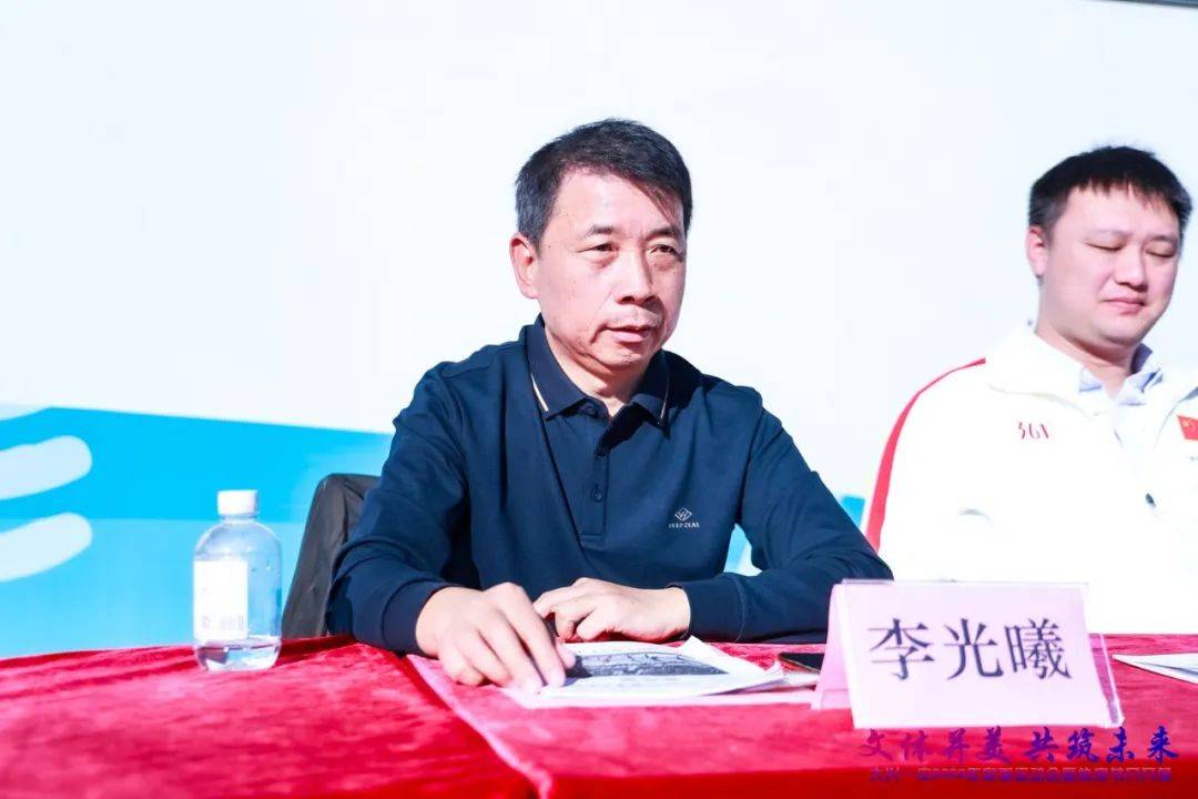 大兴区教委体美科科长屈彪,大兴一中校长王宁及各位校领导出席开幕式