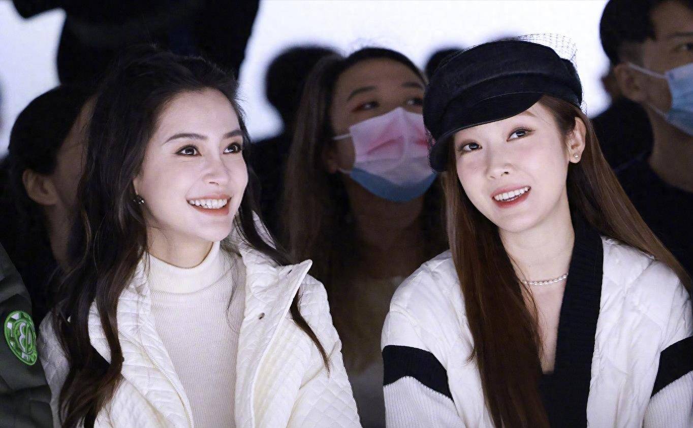 angelababy,郑秀妍同框比美,杨颖开心大笑露出牙龈_外套_时尚_白色