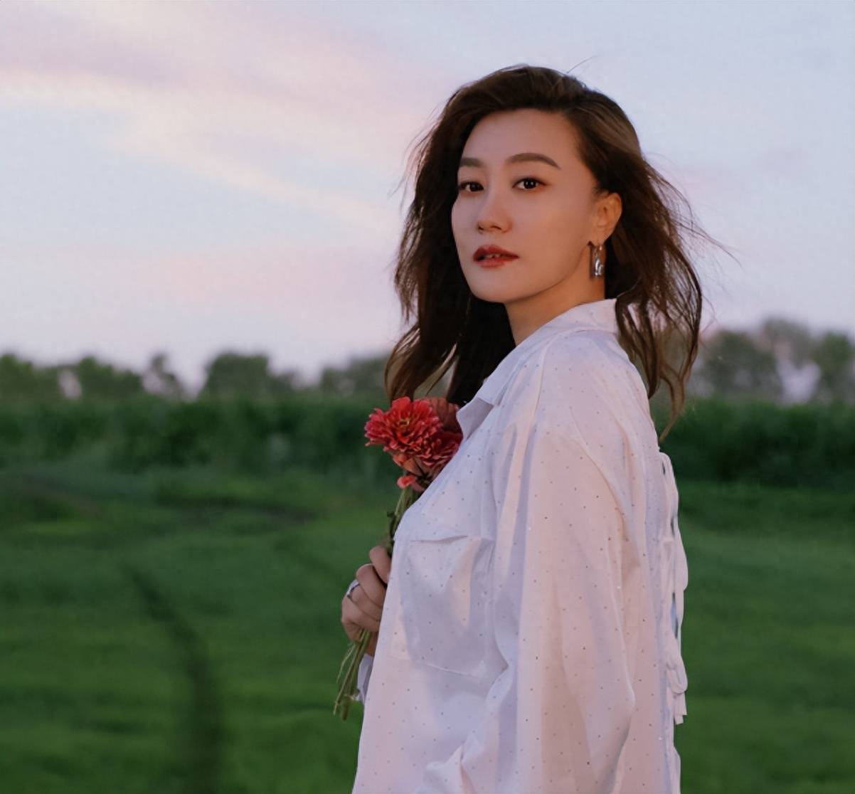 12次登上春晚,6次献唱奥运,嫁给院士邓中翰的谭晶怎样了?