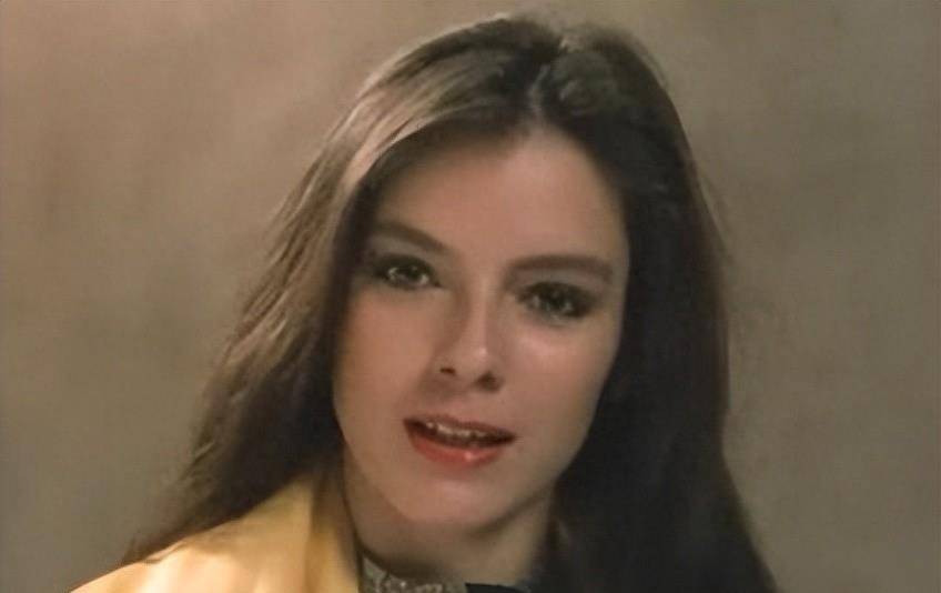 罗拉芳娜评价成龙,他身手很不错,元彪的功夫比不过他