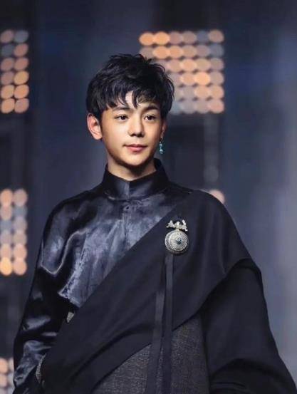 "康巴汉子"丁真一炮而火,出圈后过度包装,被吐槽消耗本性_发展_明星