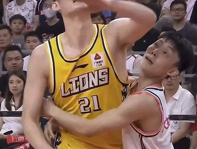 尤其是手部动作,针对夹击持球人的时候,对被夹击者的圆柱体进行保护性