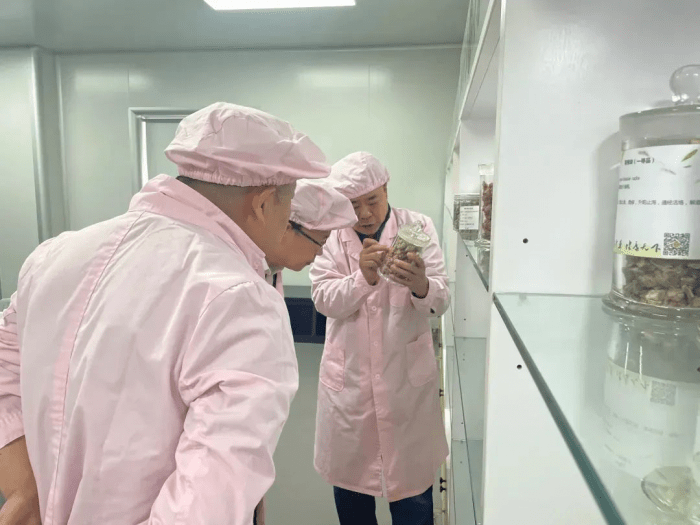 重点参观了民族药品安神宝颗粒的生产现场,在参观中赵大鹏介绍到:"御