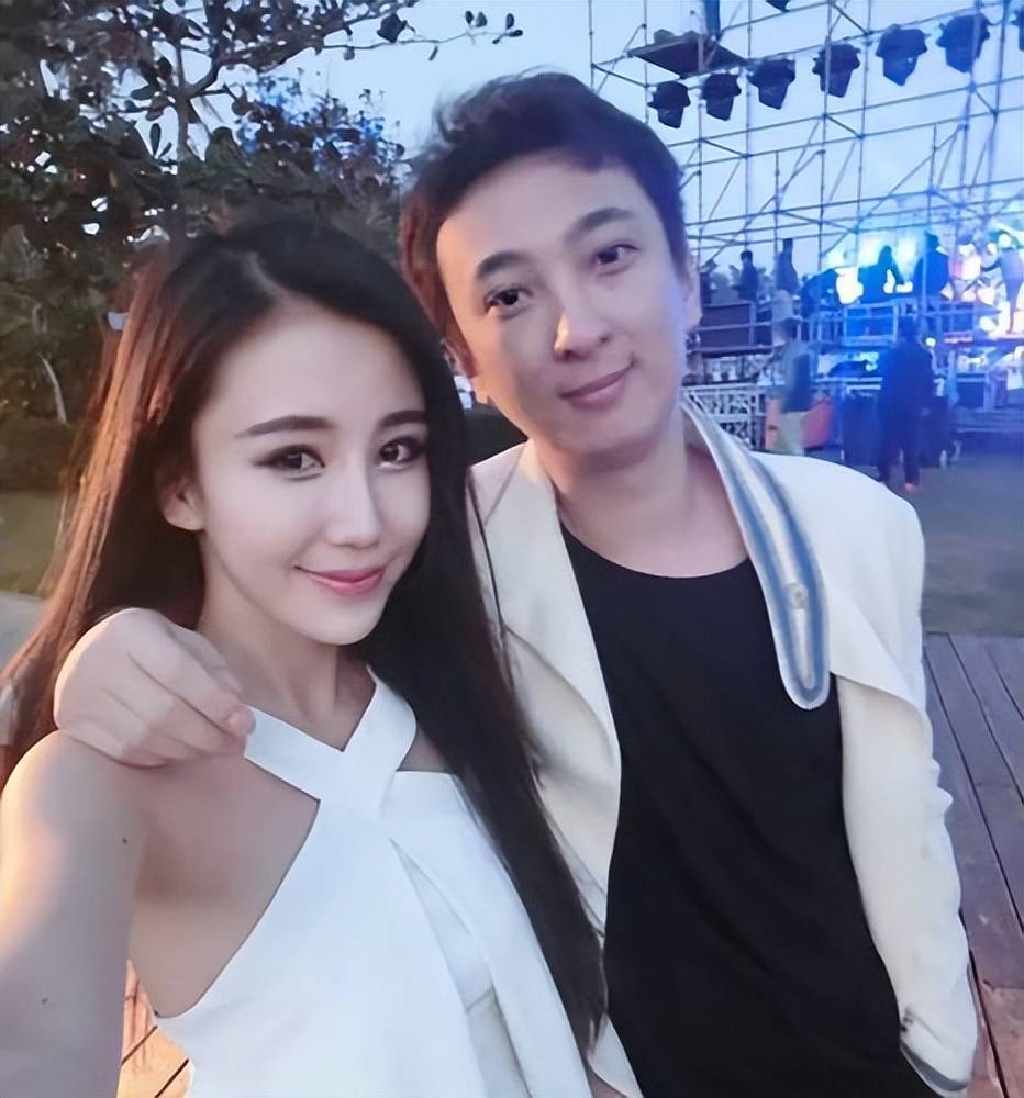 王思聪携美女现身音乐节,花58.