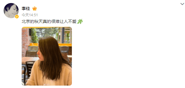 靳东老婆退圈5年变化大，肩宽背厚满头白发，比同学黄晓明老太多