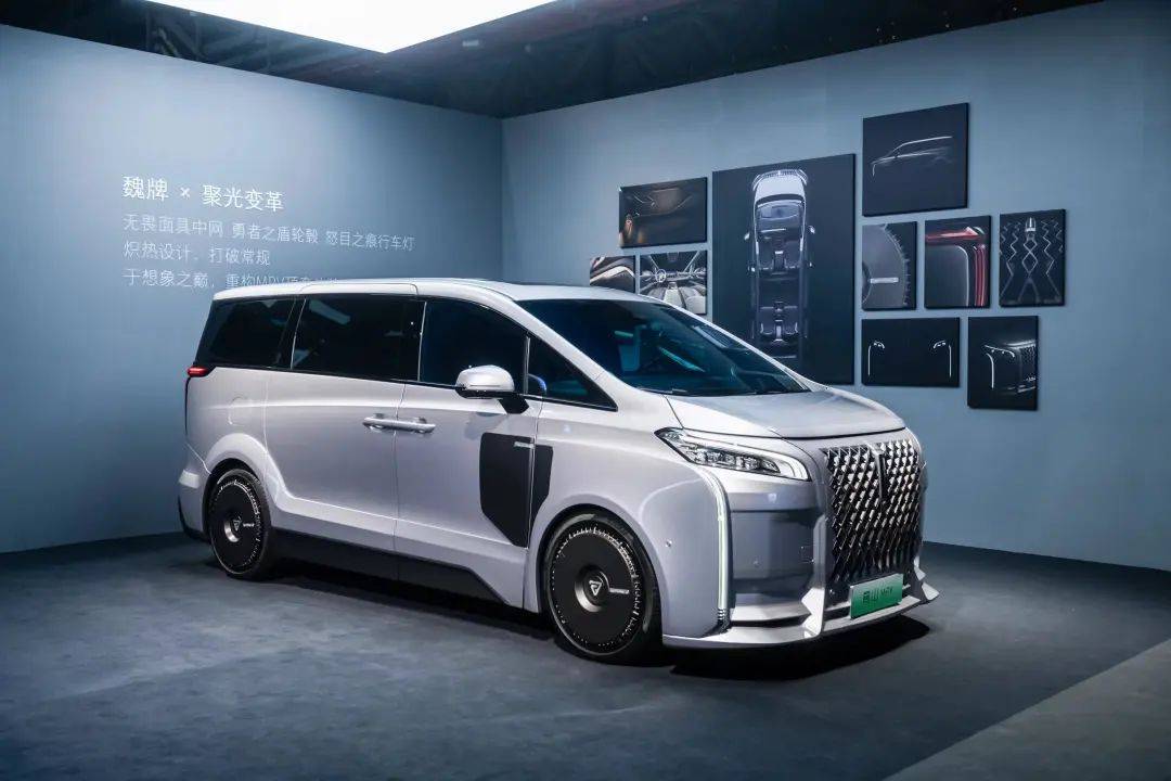 它有着无畏面具中网,勇者之盾轮,怒目之痕行车灯,展现无畏之勇;悬浮式