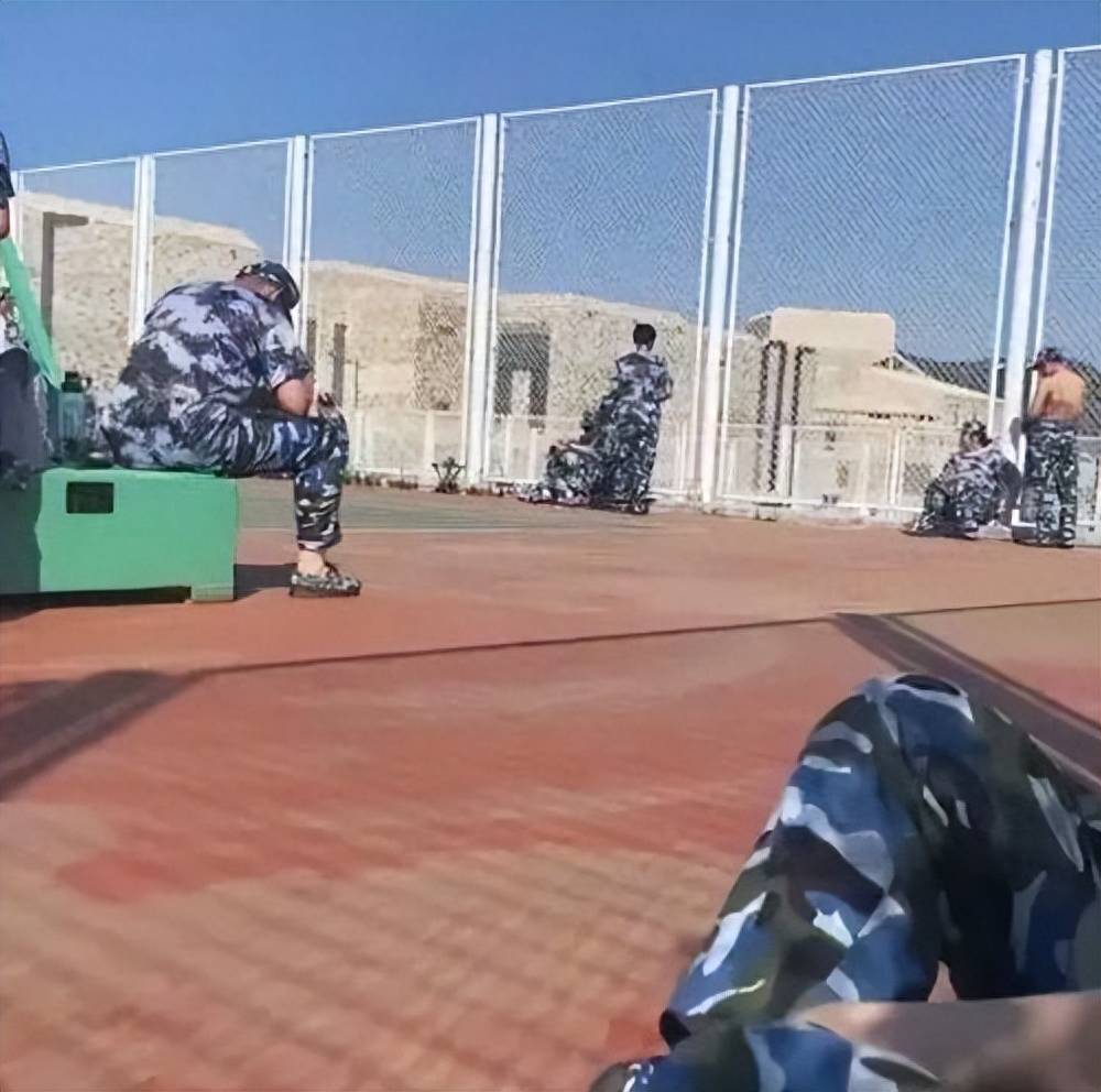 高校女生因军训太热,当众脱掉上衣只留衣物,成为全校焦点