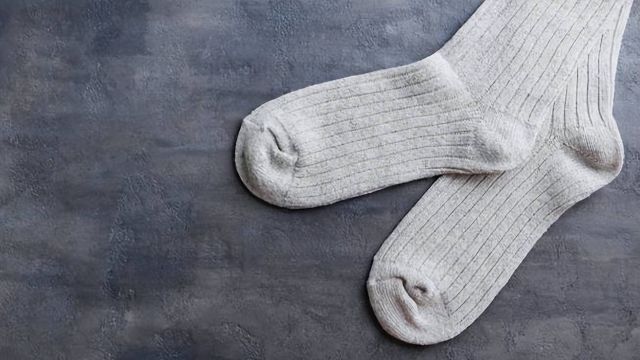 女子闻刚脱下的袜子感染真菌肺炎,医生提醒:闻臭袜子影响健康!