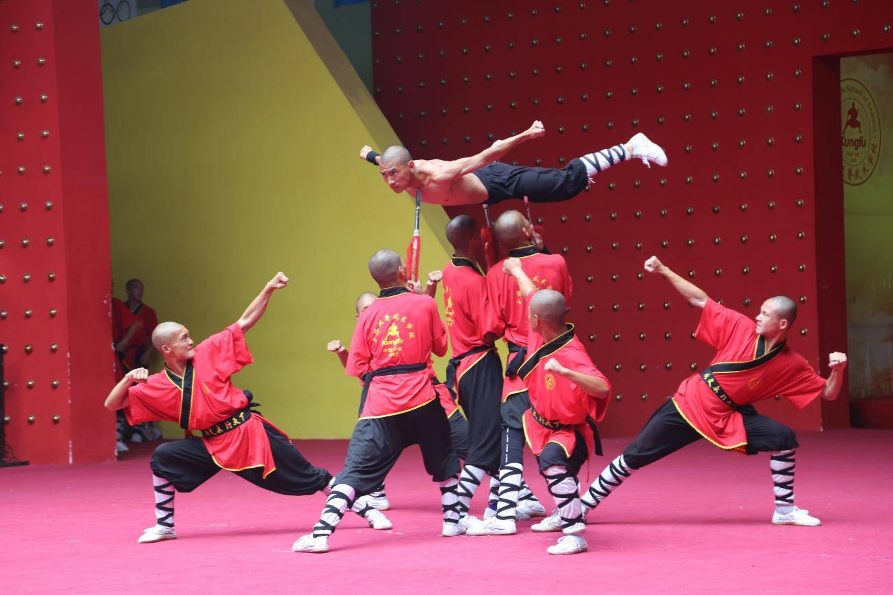 中,下三盘错落,高有鹰击长空的气概,低有钱翔浅底的雅趣,如"大跃步前