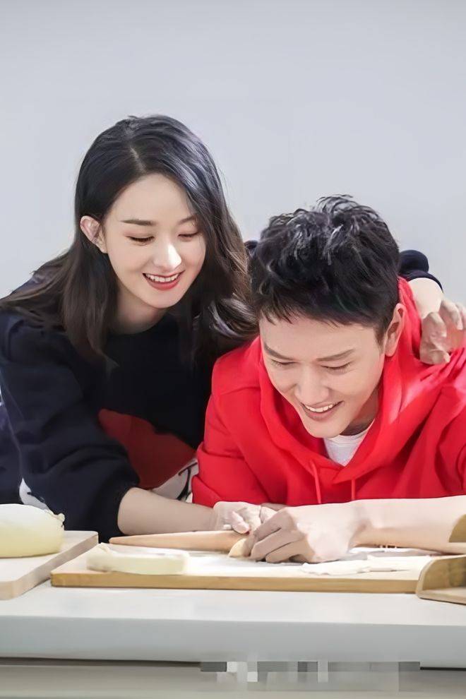 真正头疼的人,反而是赵丽颖,挤在中间左右都危难,复婚复不了,找新对象