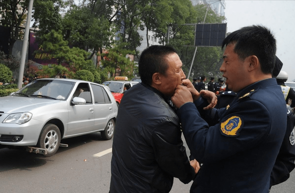 地铁旁成黑车重灾区,北京市民早已习惯,黑车究竟要怎么管?