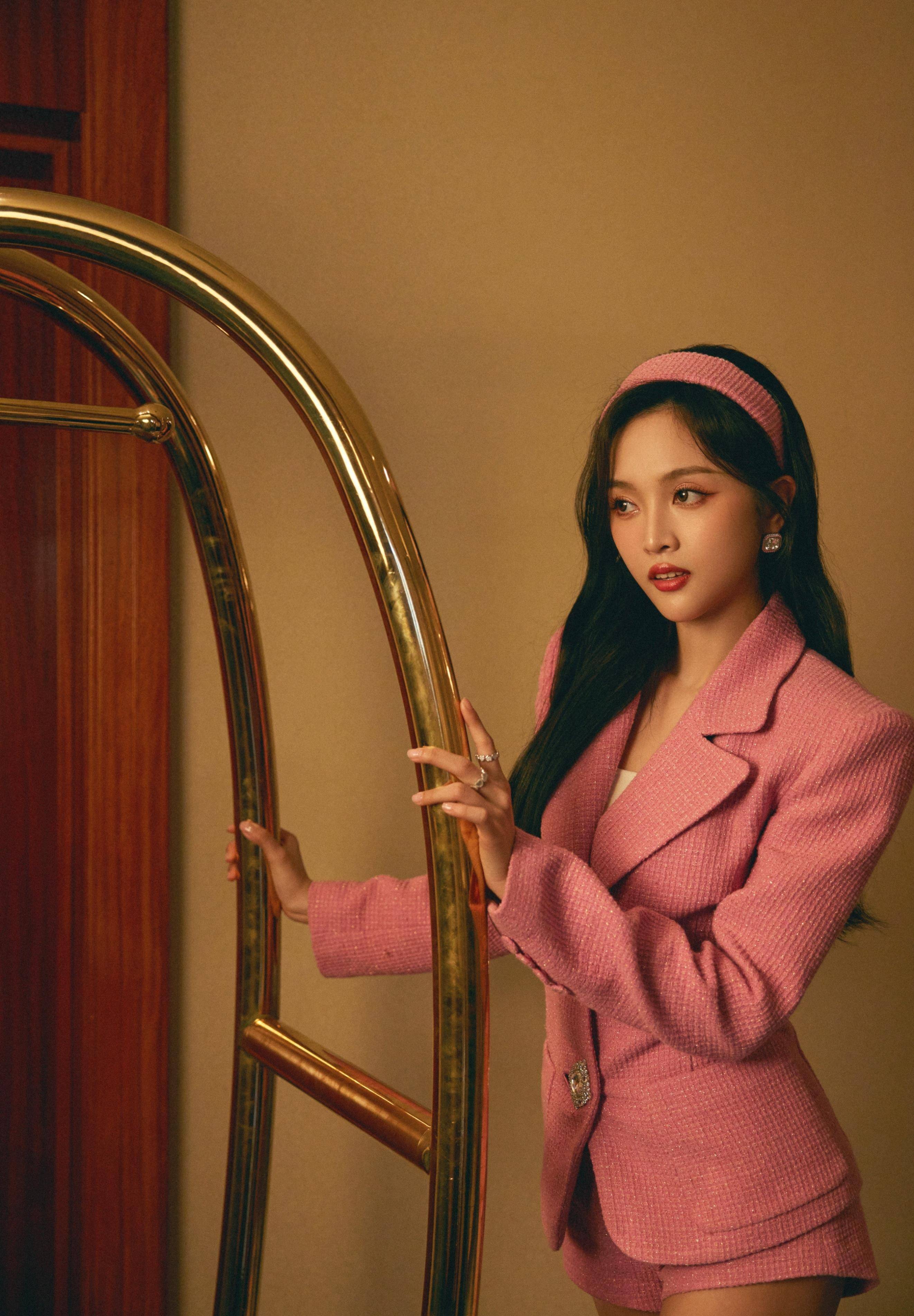 揭秘吴宣仪着装的秘密,短款短裤搭配高跟鞋大长腿,让你看起来性感又