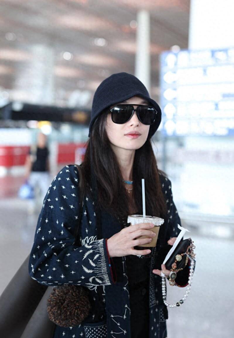 倪妮机场的外观真是太漂亮了,她穿着一件风衣,戴着三种项链,她又酷又