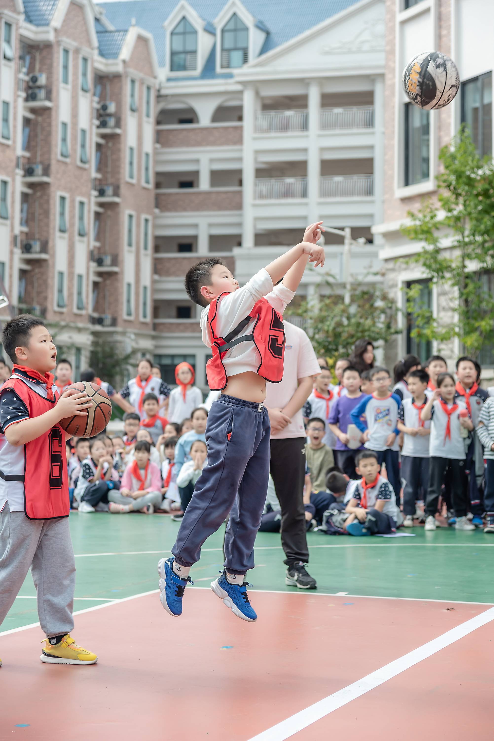 "村超"预备军!"校超"比赛小学生3步灌篮16次