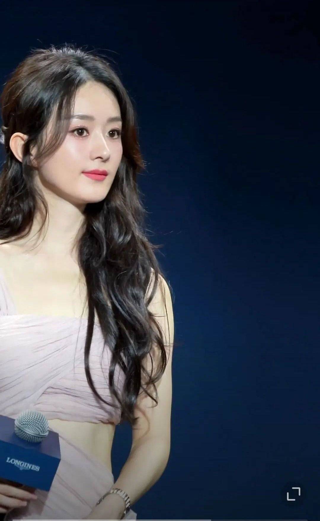 赵丽颖穿粉色希腊裙露香肩秀小蛮腰,妆容粉嫩却被嘲都多大年纪了_明星