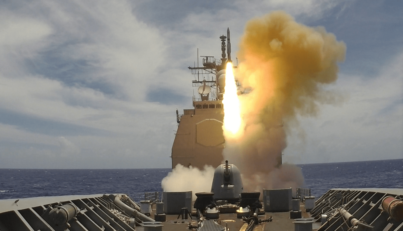 4枚导弹19架无人机爆炸,大打起来了激战9个小时:美军舰疯狂开火_胡塞