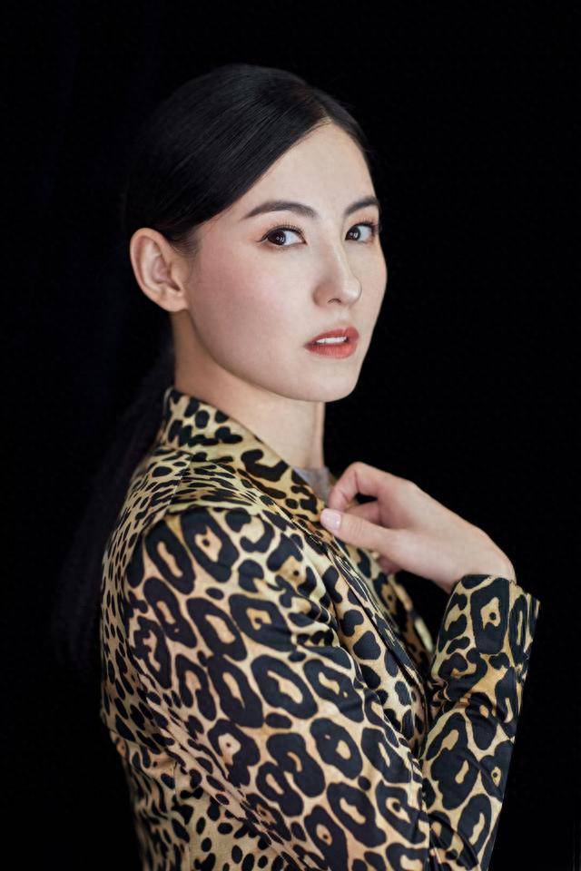 张柏芝素颜憔悴与路人合影逊色许多,手瘦得起青筋_年龄_自然_明星