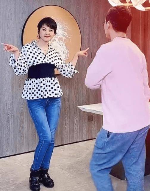 47岁方琼穿大棉鞋热舞,老搭档程成罕露面,两人曾被称金童玉女_成龙