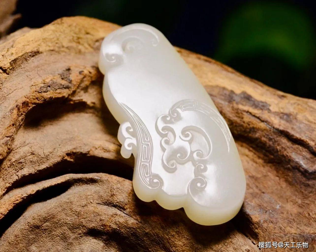 黄白玉种和田玉!细度过灯的暖白色籽料"祥云佩"!