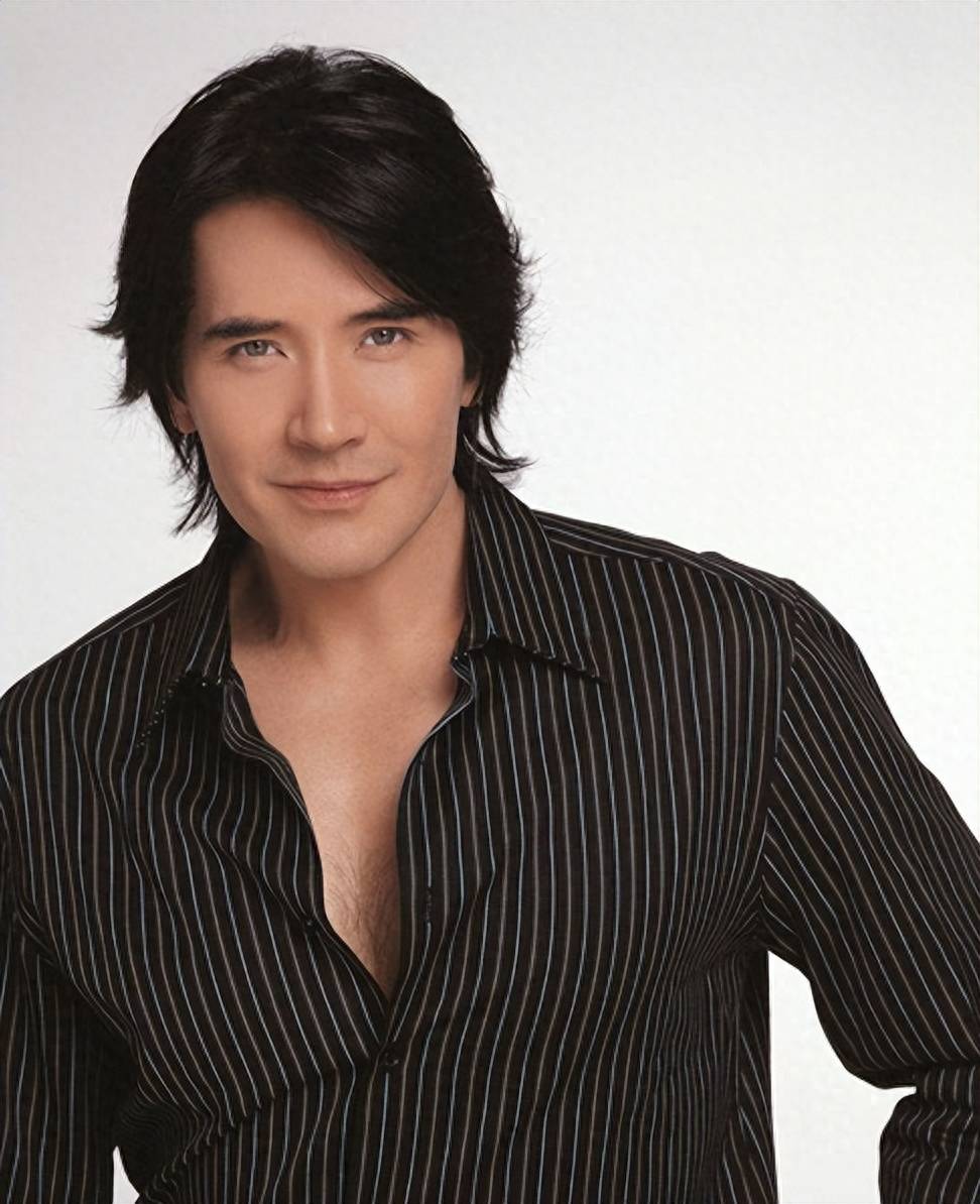 同为初代知名歌手,看了费翔和齐秦现状,才发现他们已活成俩极端