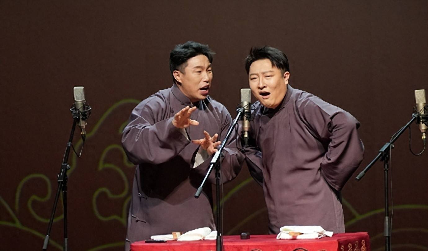 德云社哈尔滨专场结束,烧饼返场表现引热议,活跃气氛还得靠饼哥_舞台