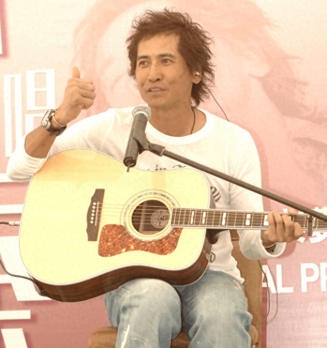 同为初代知名歌手,看了费翔和齐秦现状,才发现他们已活成俩极端