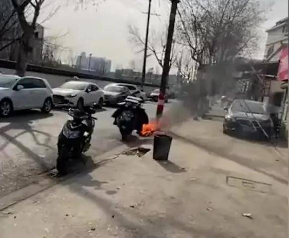 2021年江苏外卖员，工资被扣了五千元，多次讨要未果无奈点火自焚