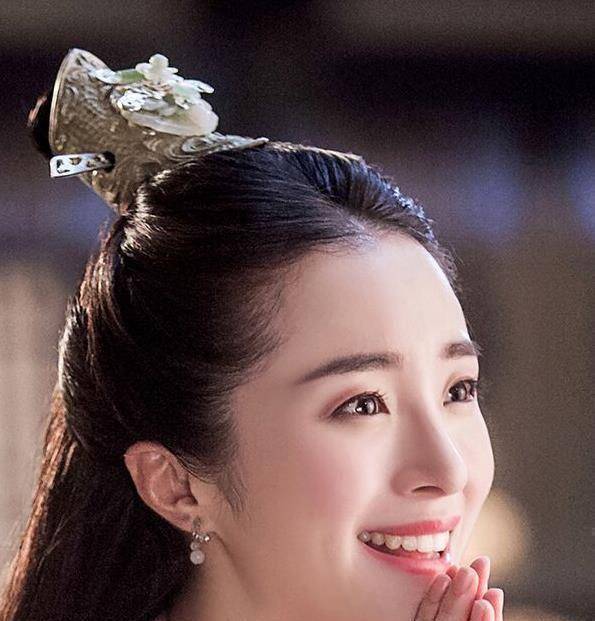 姐姐靠智商,而妹妹却踏入娱乐圈,双胞胎如今差距明显_胡冰卿_胡玉洁