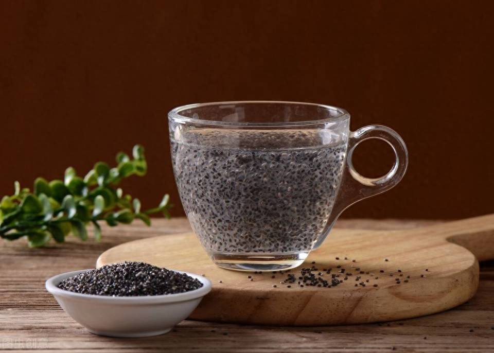 原创
            常吃奇亚籽，6个好处或不请自来，但有3类人不要随便吃，早知为好