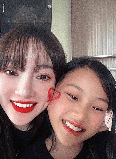 李小璐和女儿互涂口红,甜馨侧颜不输妈妈,滤镜却遮不住真实肤色_外形