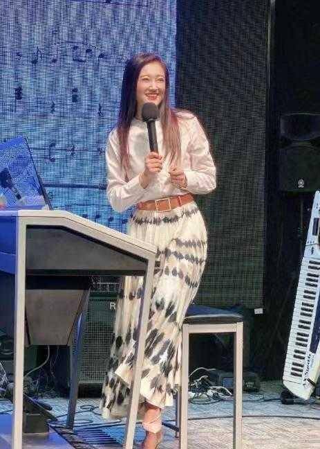 玖月奇迹王小玮单身打扮更"嫩",穿衬衫 半身裙好清瘦,减龄温柔_身材