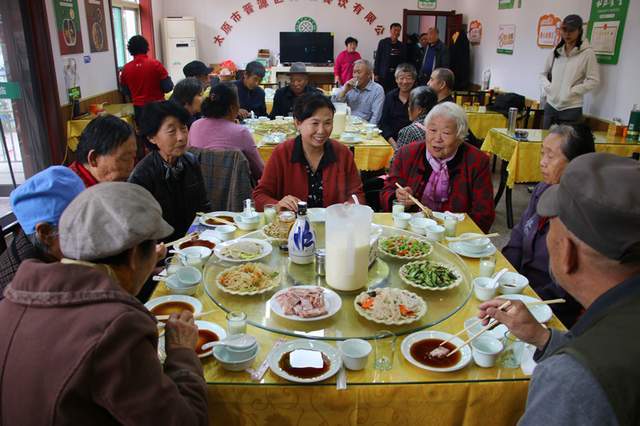 晋祠镇长巷村:重阳敬老宴 情暖老人心