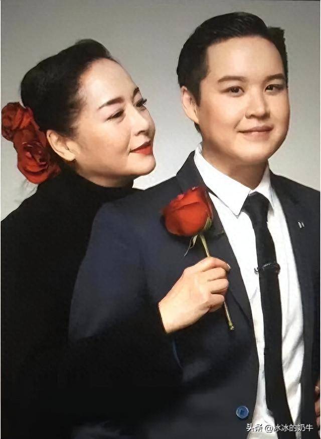 这人是不是比刘晓庆还夸张?六十多岁的人了,还穿少女装扮可爱!