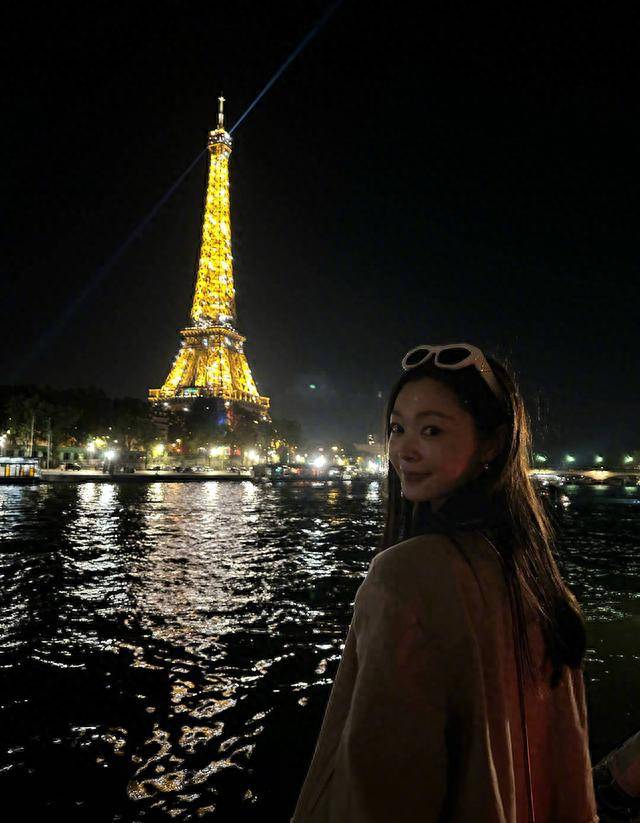 网友揭开"阴谋",白敬亭宋轶晒巴黎铁塔打卡照,暗戳戳秀恩爱_照片_观众