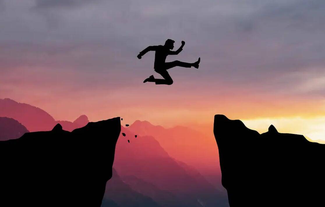 梦境之巅，攀登与怀抱的寓意探索