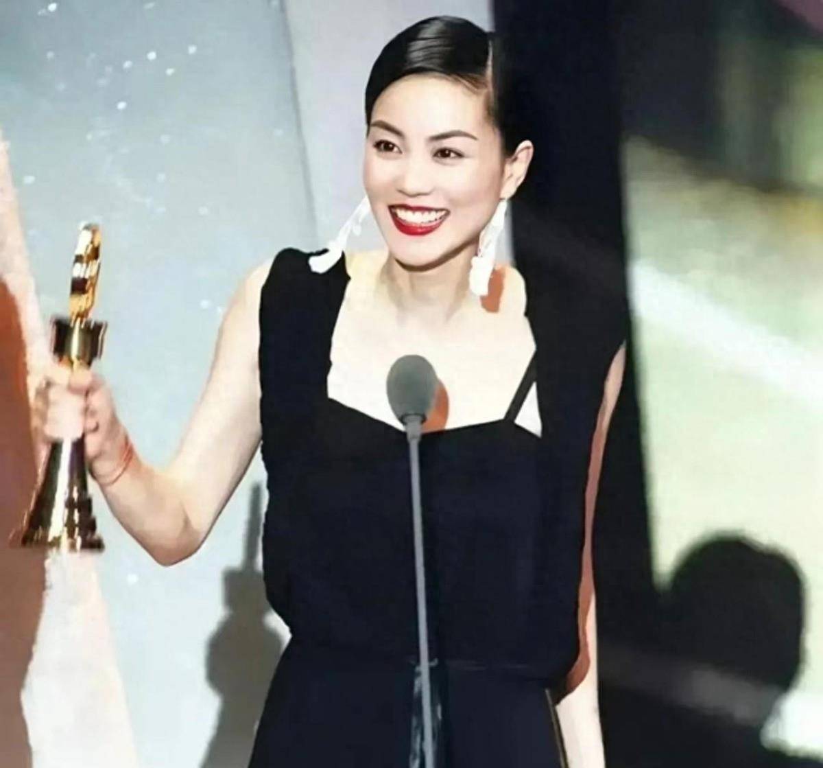 王菲不愧是"女神气质",不仅穿小黑裙美得惊人,还秀出好身材_风格_黑色